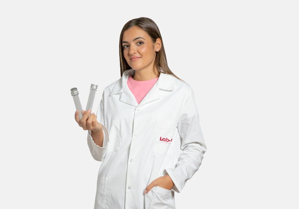 Profesionales de Lab-U realizando análisis clínicos